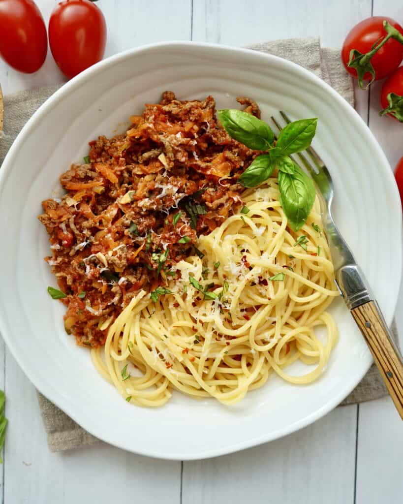 Spaghetti med kødsovs - opskrift på lækker kødsauce.