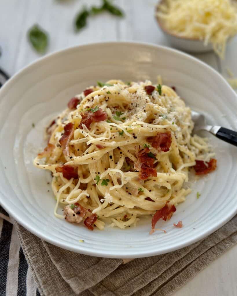 Spaghetti carbonara - nem opskrift på cremet carbonara med fløde og bacon.