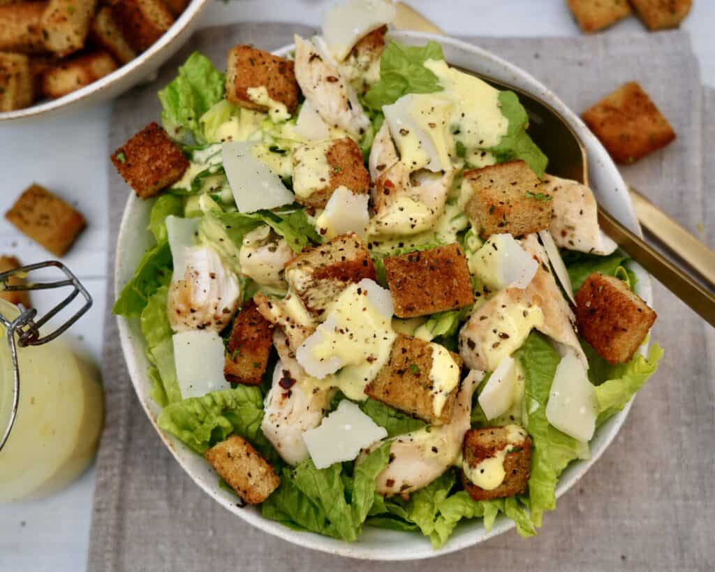 Cæsarsalat - opskrift på sprød salat med saftig kylling, sprøde brødcroutoner og cremet dressing.