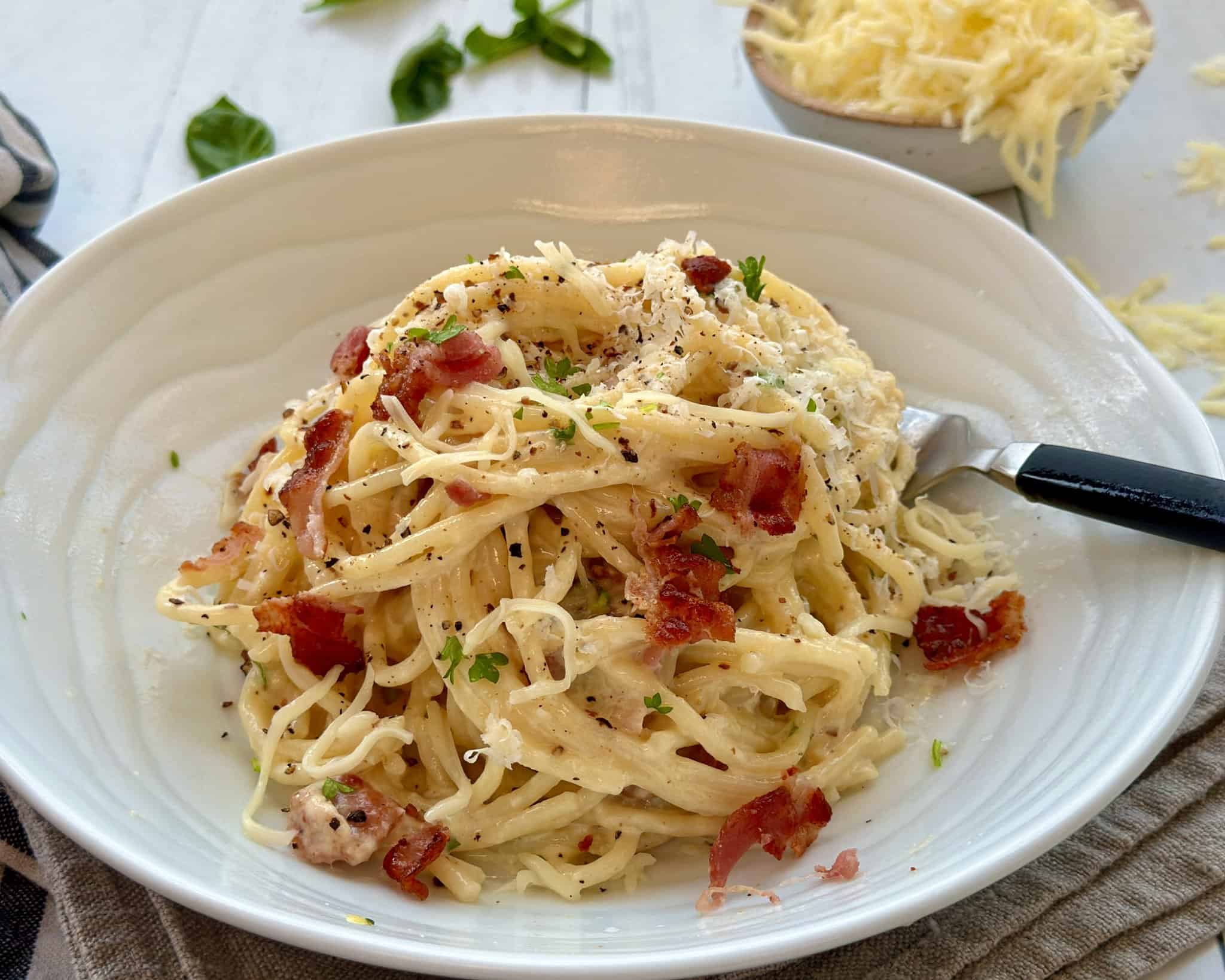 Spaghetti carbonara - nem opskrift på cremet spaghetti carbonata med sprød bacon.