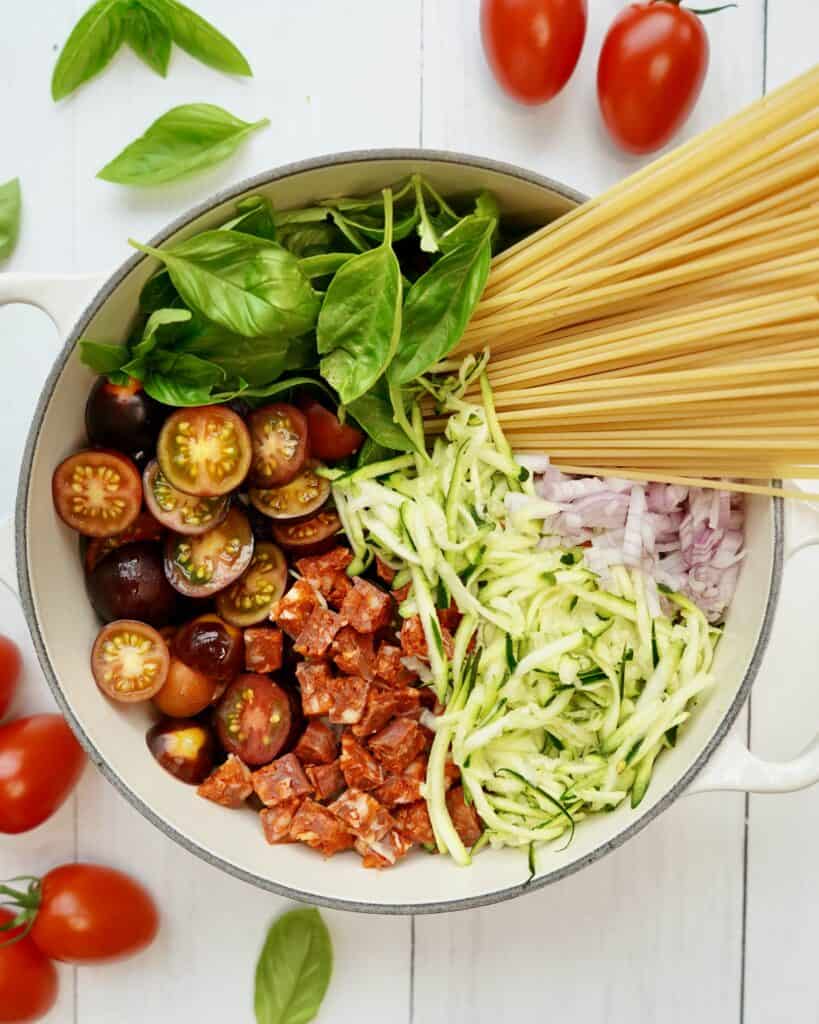 One pot pasta med chorizo - nem alt-i-en-pastaret med krydret pølse.