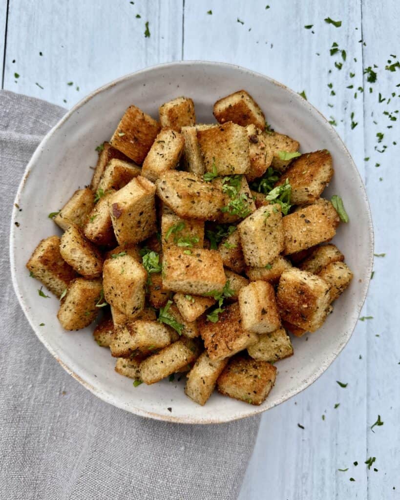 Brødcroutoner - nem opskrift på hjemmelavede sprøde croutoner til salater og supper.