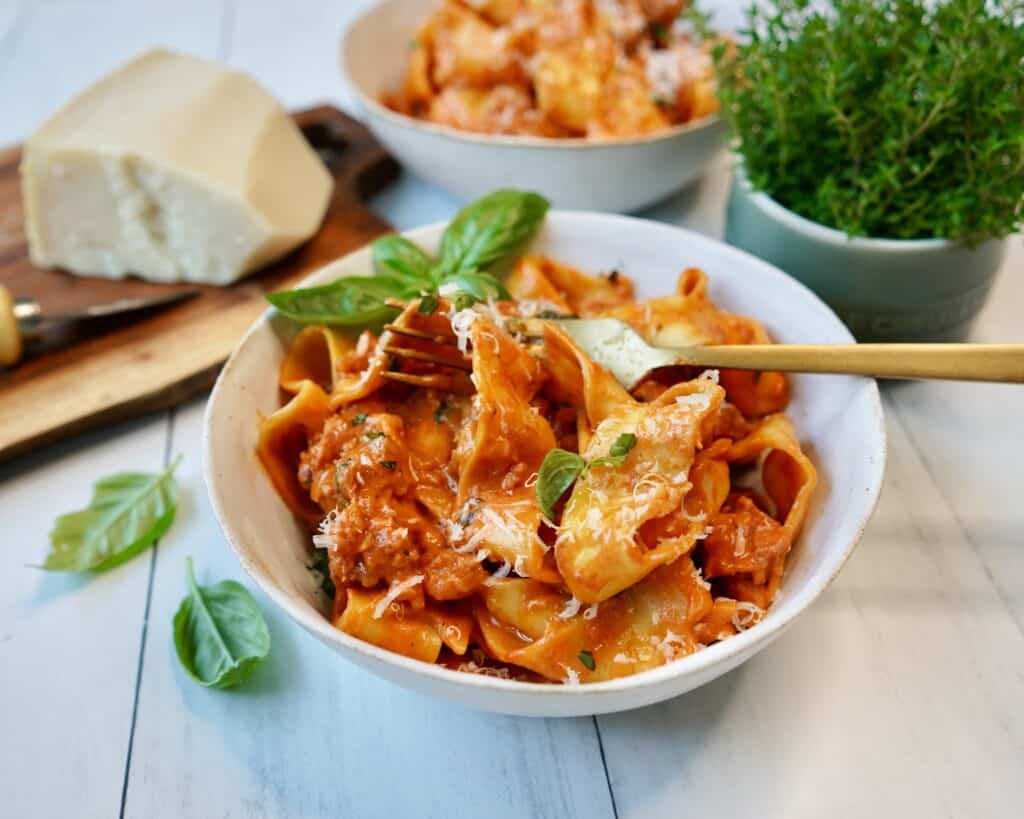 Pasta med salsiccia, tomat og fløde