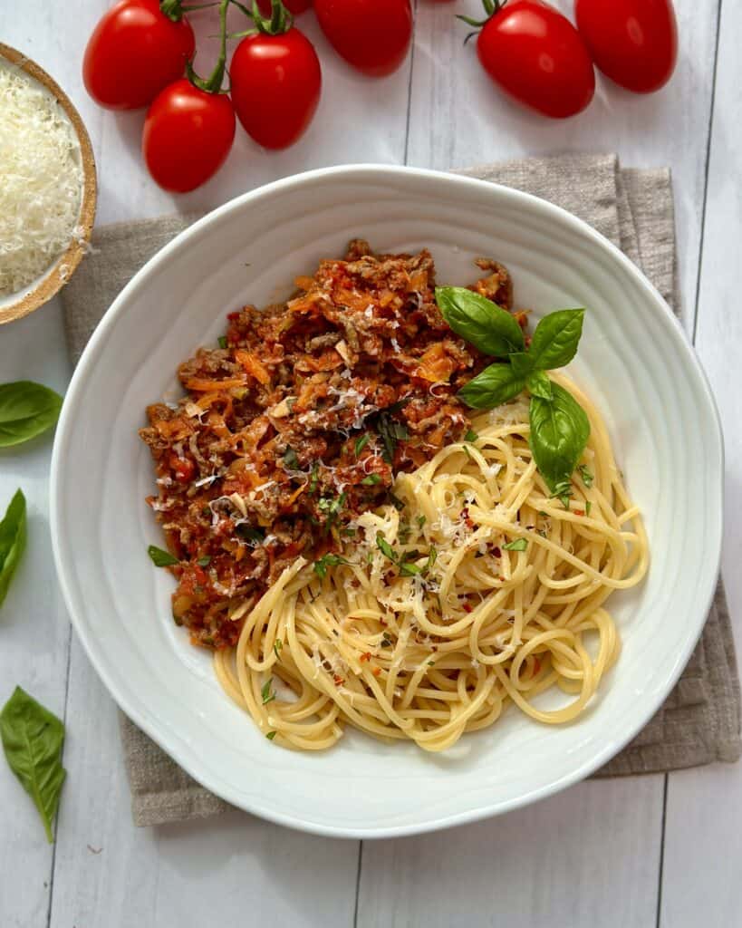 Spaghetti med kødsauce - nem og hurtig opskrift på lækker spaghetti kødsauce.