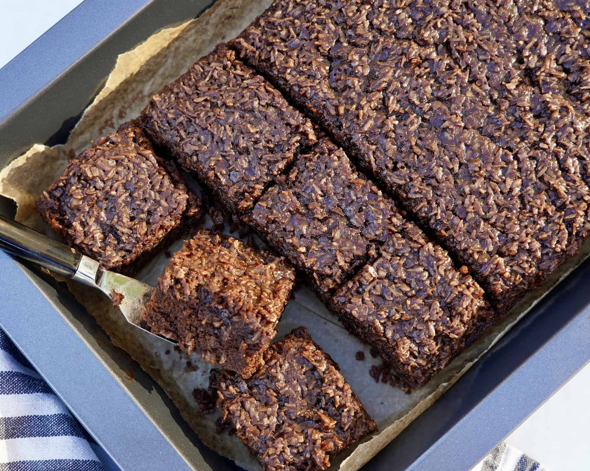 Den du ved nok - svampet og luftig chokoladekage med kokostopping.