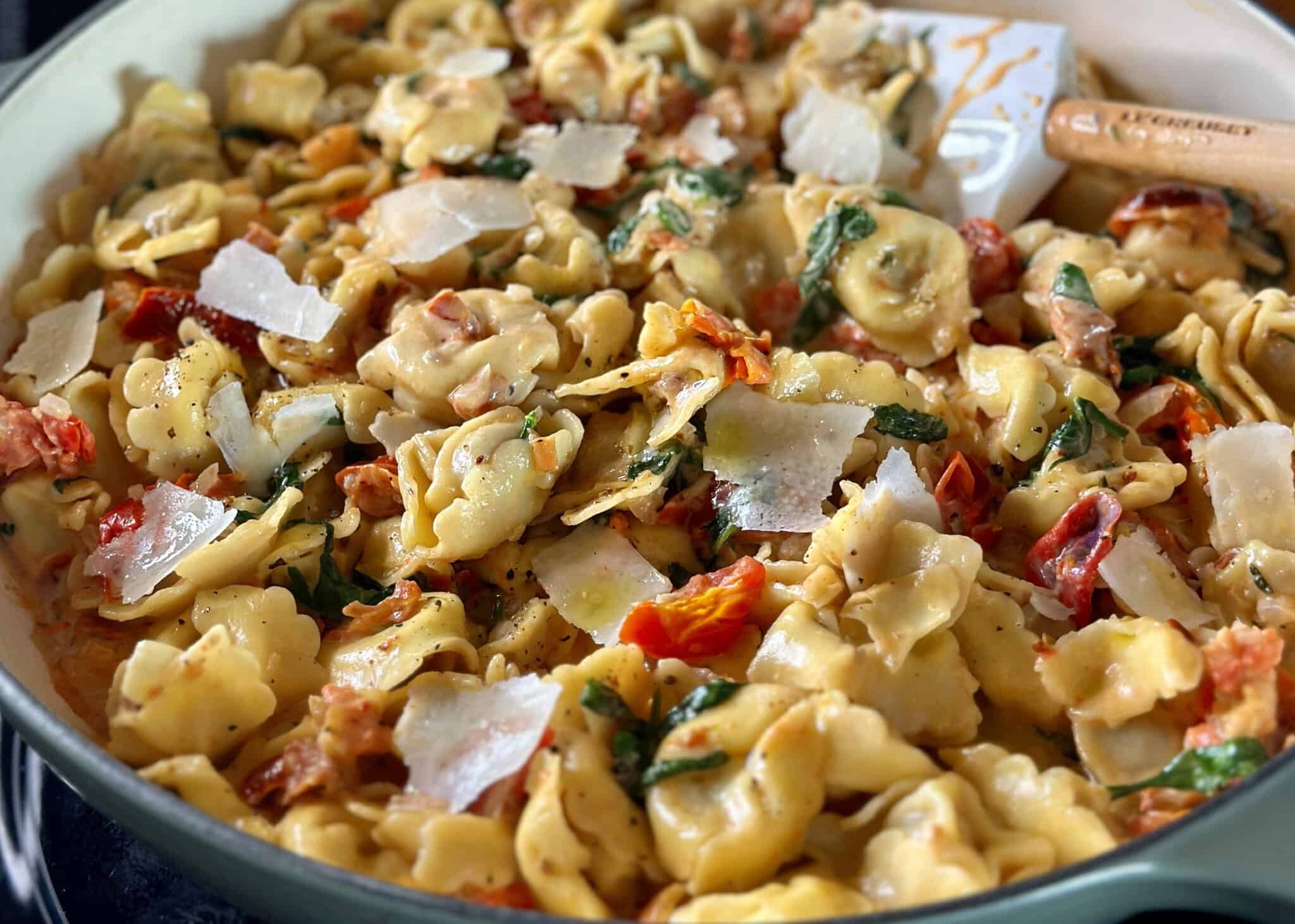 Tortellini i cremet tomatsauce