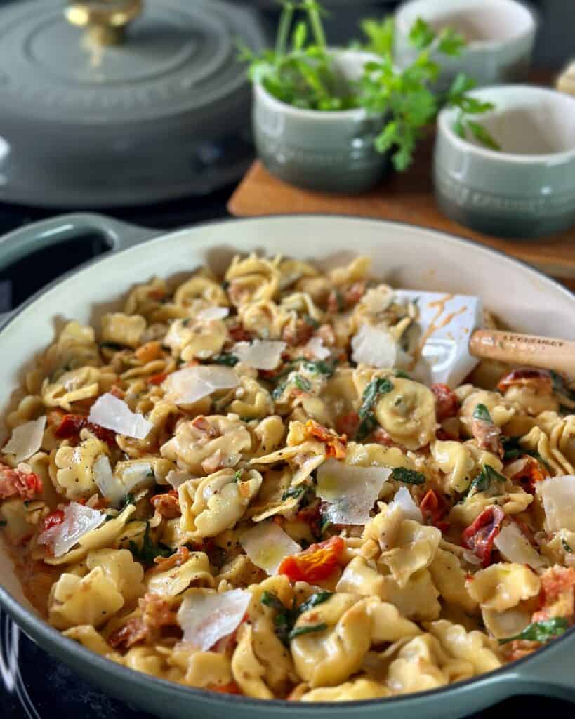 Tortellini i cremet tomatsauce