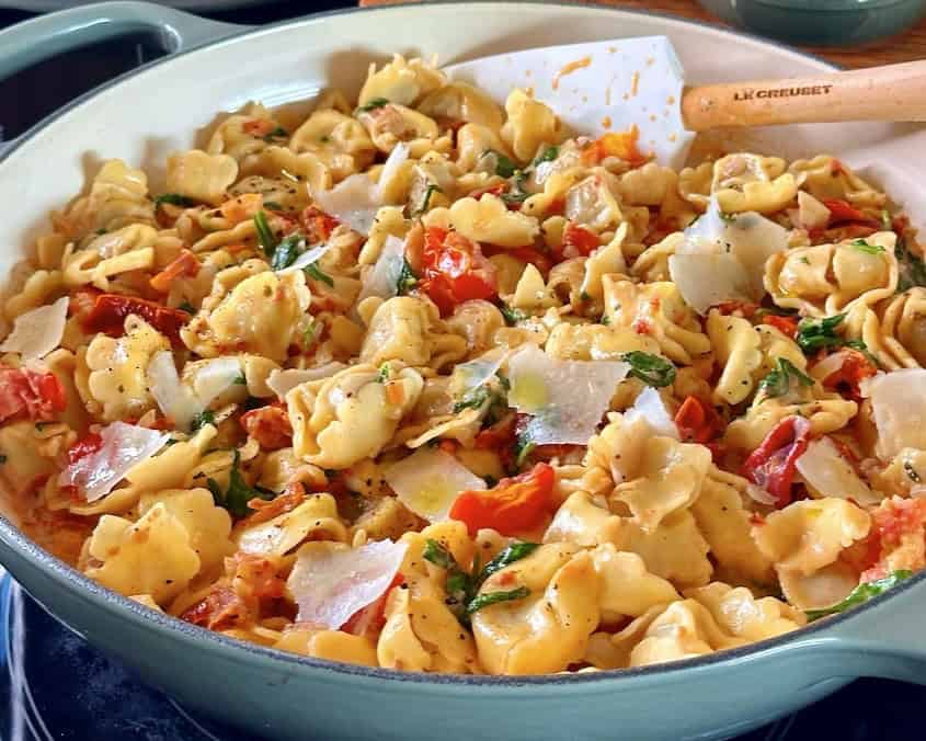 Tortellini i cremet tomatsauce - nem og hurtig opskrift med fløde.