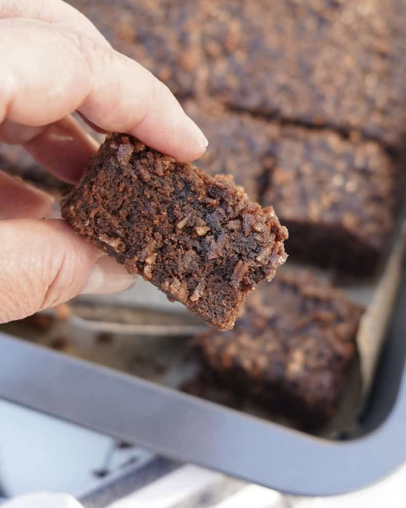 Den du ved nok - nem opskrift på svampet og luftig chokoladekage med kokostopping.