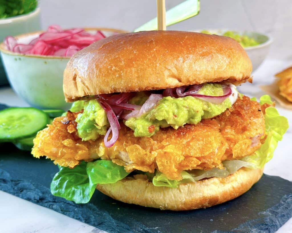 Kyllingeburger med crispy kylling og avocadocreme