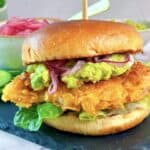 Kyllingeburger med crispy kylling og avocadocreme