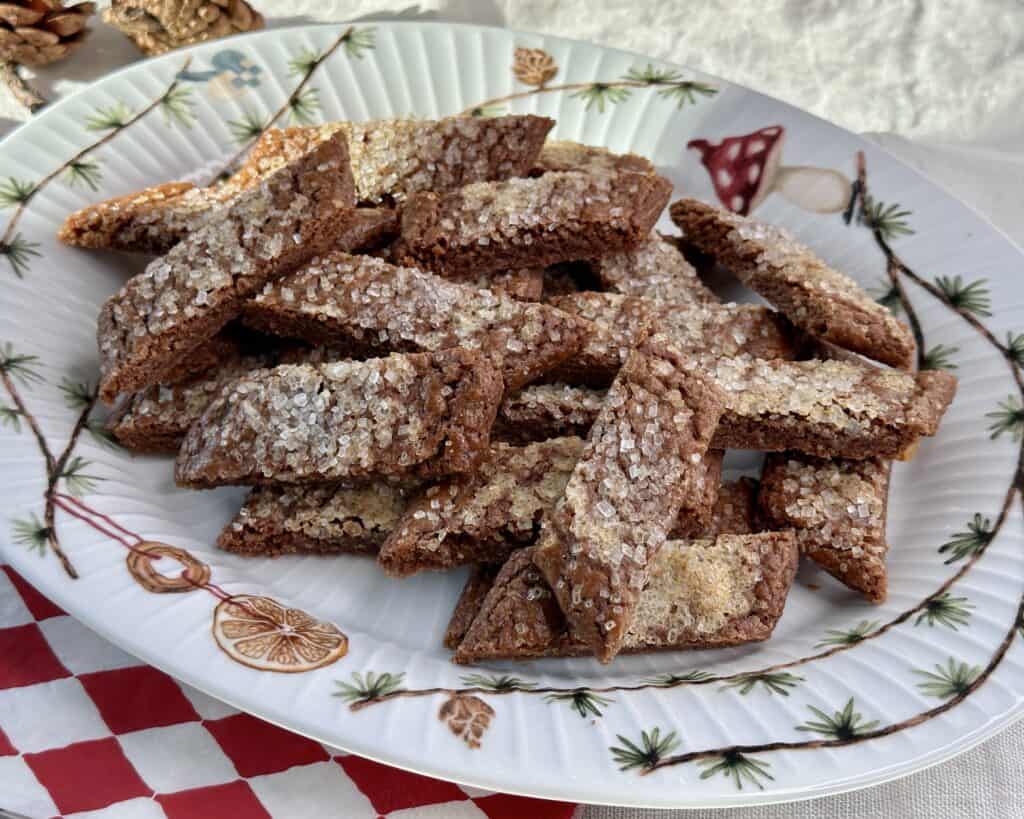 Svenske chokoladesnitter eller chokoladebrød med perlesukker serveret i juleskål