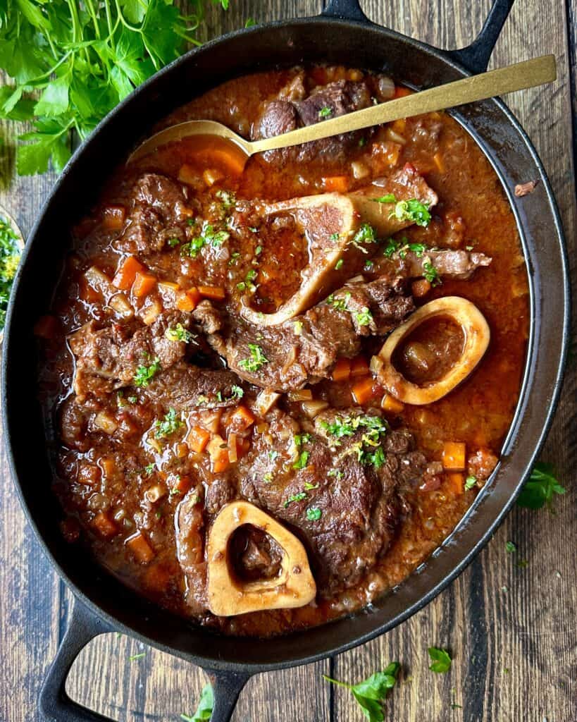 Osso buco - hjemmelavet ossobuco med gremolata i jerngryde.