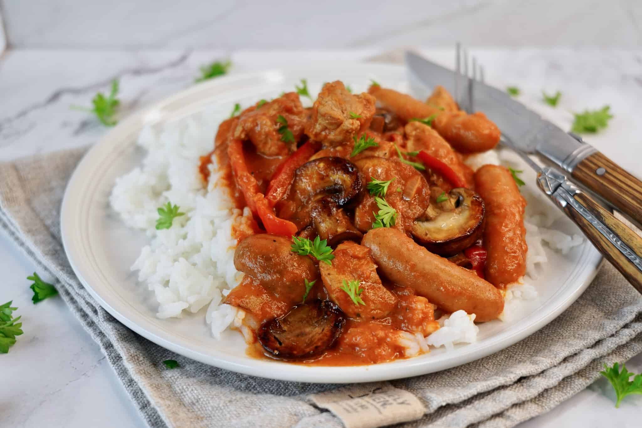 Paprikagryde - gryderet med svinemørbrad, cocktailpølser og rød peber i cremet flødesauce med paprika