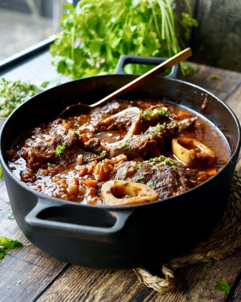 Osso buco - hjemmelavet ossobuco med gremolata i jerngryde.