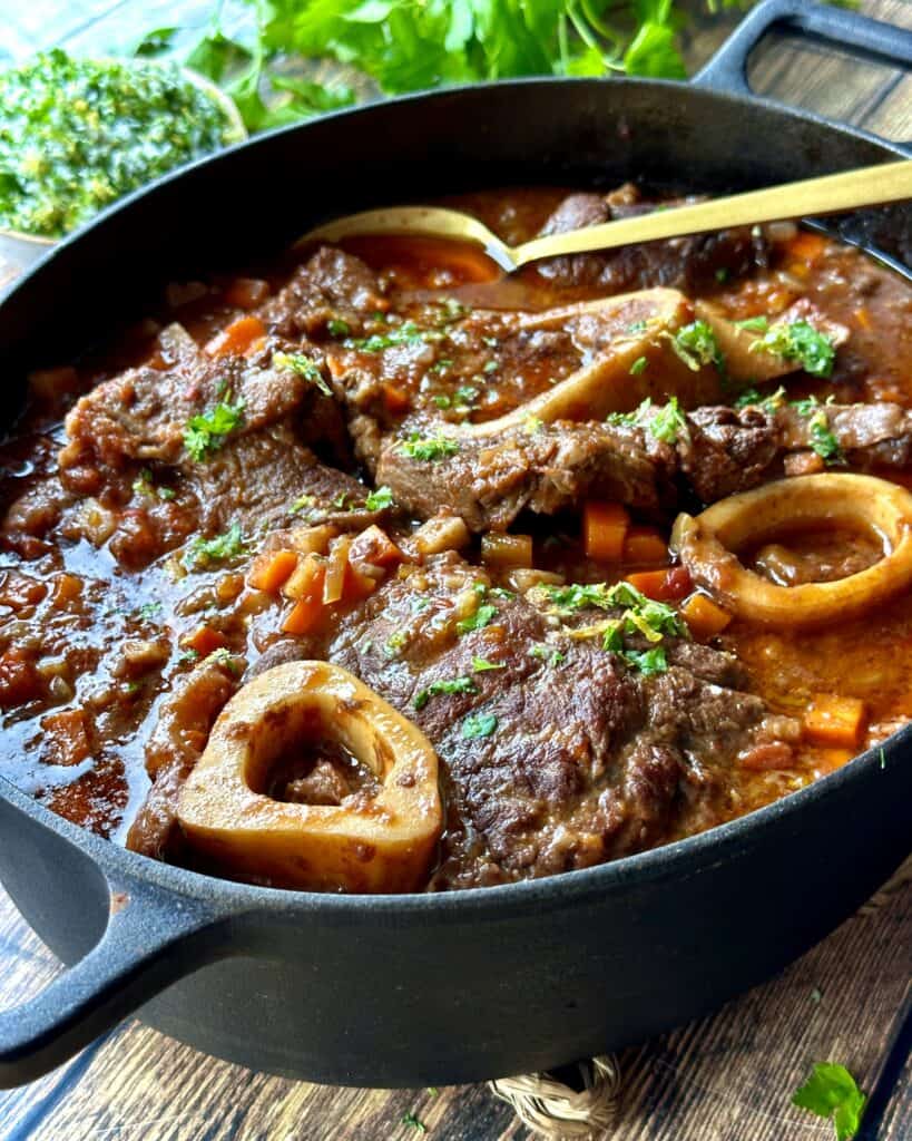 Osso buco - hjemmelavet ossobuco med gremolata i jerngryde.