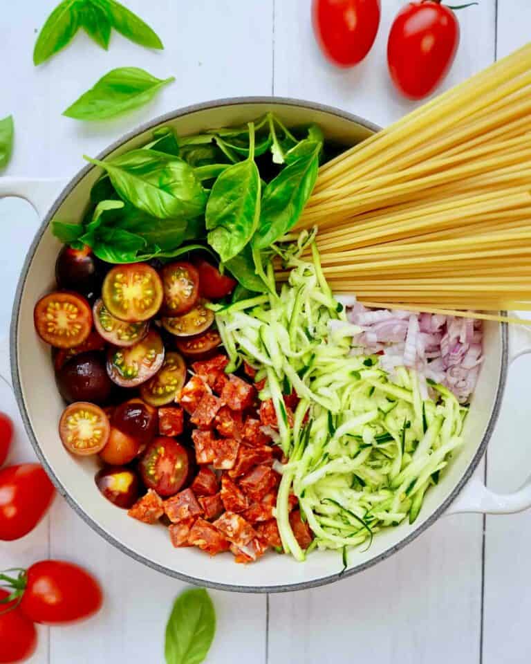 One pot pasta med chorizo og grønt.