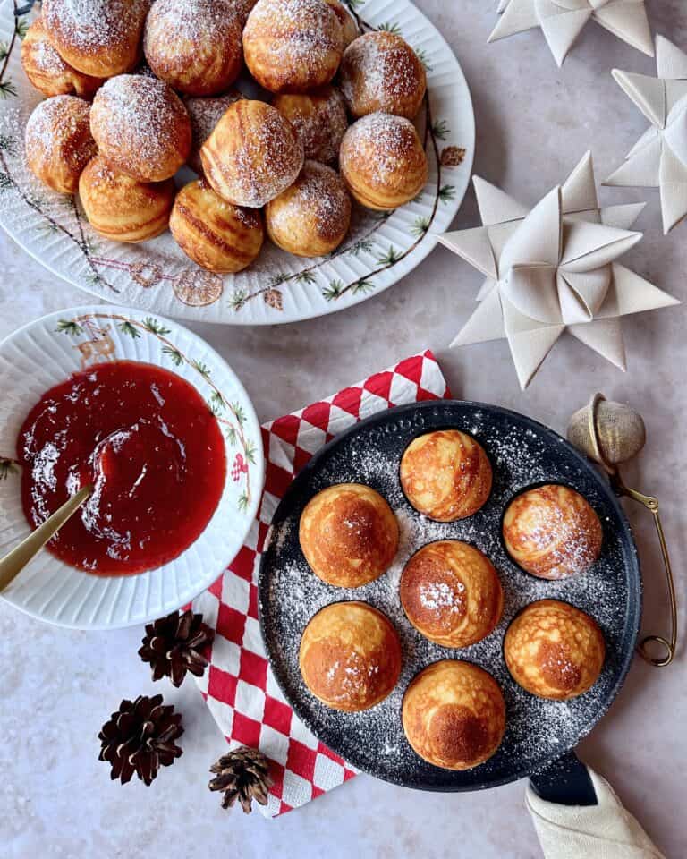 Æbleskiver - Hjemmelavede, klassiske æbleskiver serveret med flormelis og jordbærmarmelade.