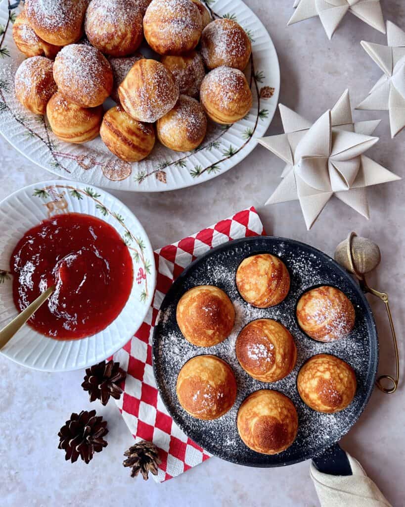 Æbleskiver - Hjemmelavede, klassiske æbleskiver serveret med flormelis og jordbærmarmelade.