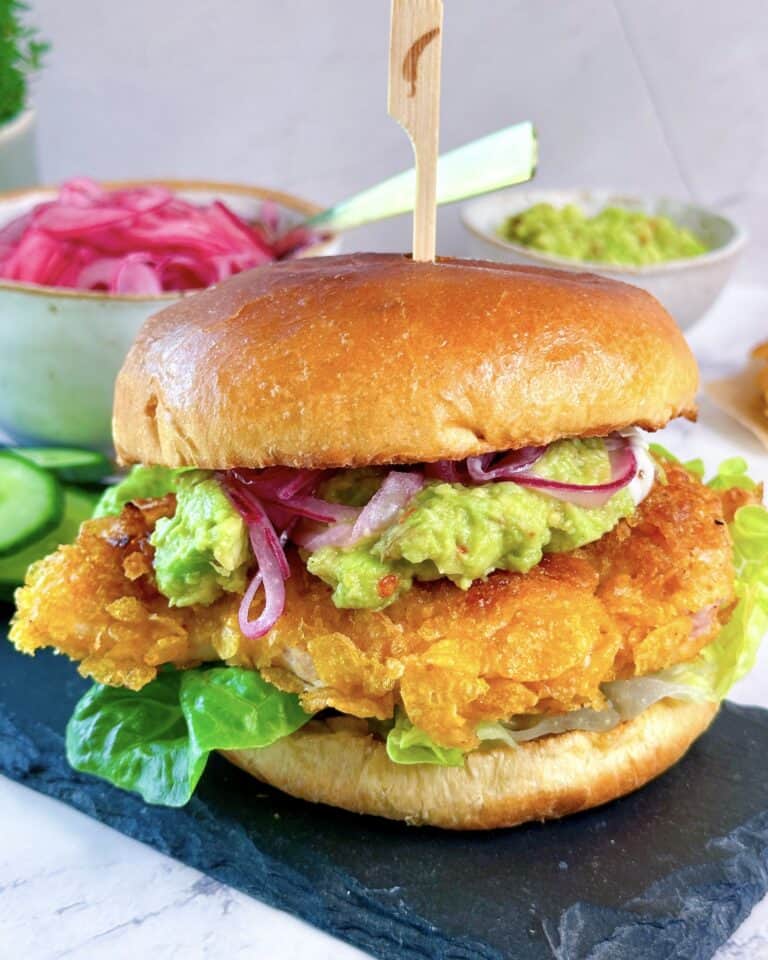 Kyllingeburger med crispy kylling og avocadocreme