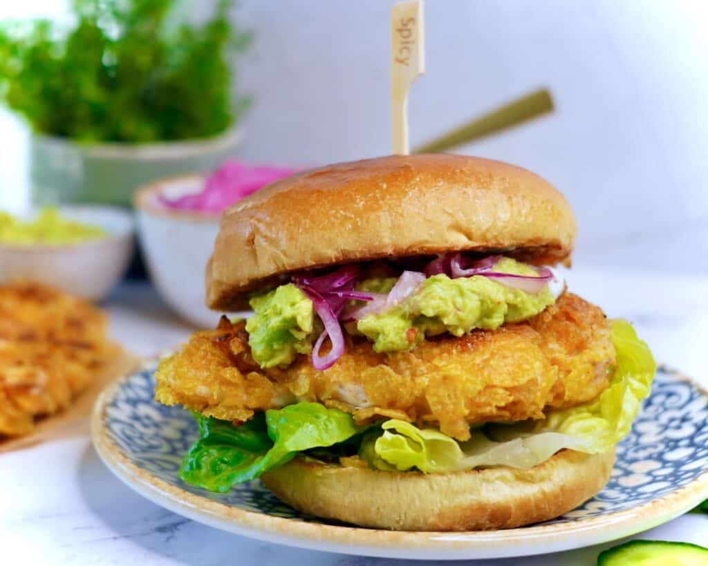 Kyllingeburger - hjemmelavet crispy chicken med avocado og syltede rødløg i brioche bolle.