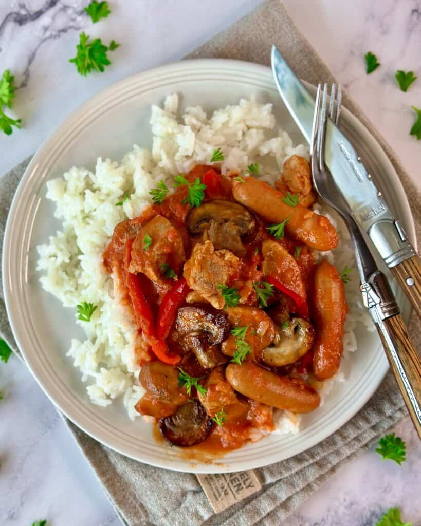 Paprikagryde - gryderet med svinemørbrad, cocktailpølser og rød peber i cremet flødesauce med paprika