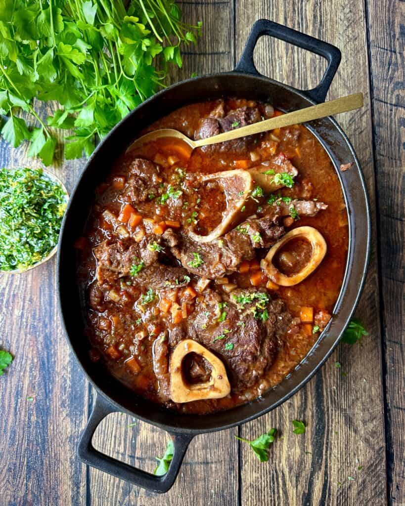 Osso buco - hjemmelavet ossobuco med gremolata i jerngryde.