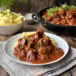 Bøf stroganoff serveret med kartoffelmos