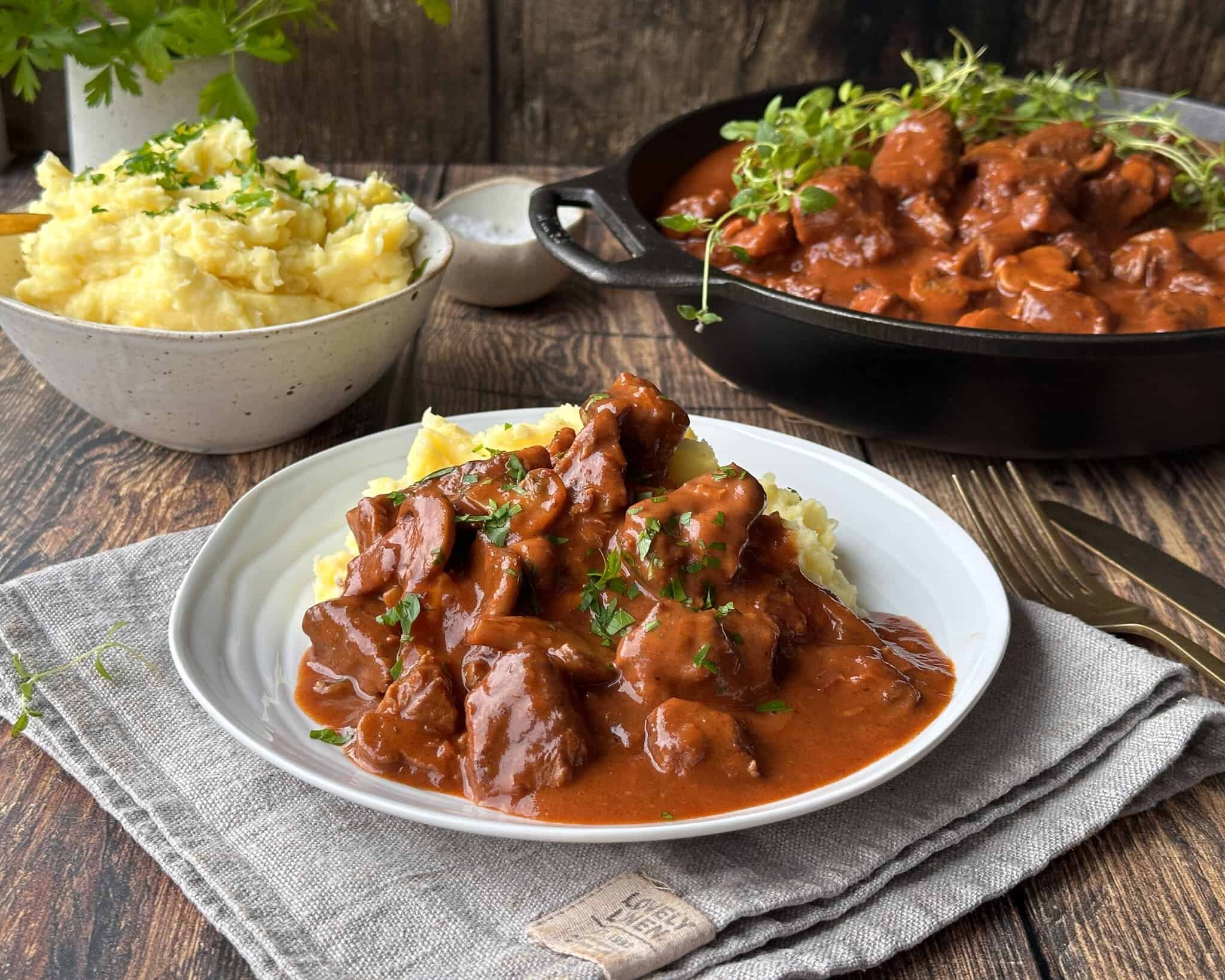 Bøf stroganoff serveret med kartoffelmos