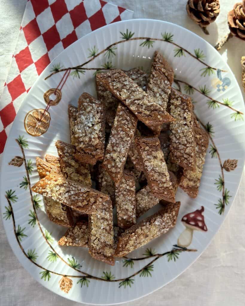 Svenske chokoladesnitter eller chokoladebrød med perlesukker serveret i juleskål