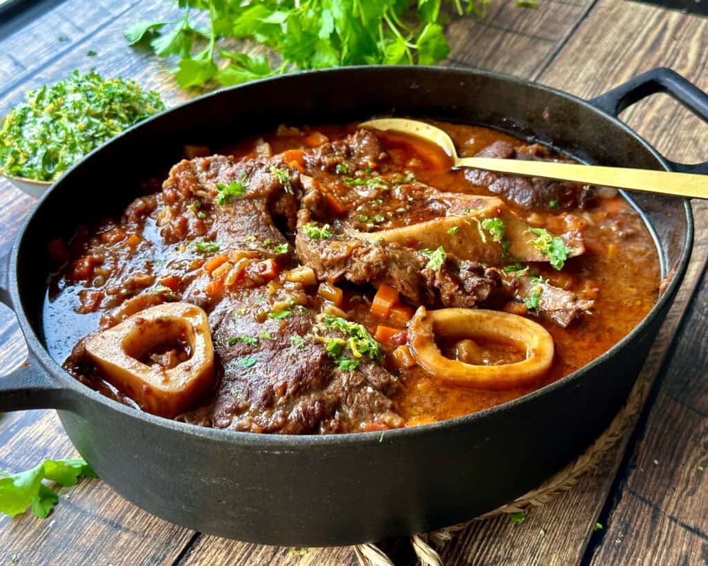 Osso buco - hjemmelavet ossobuco med gremolata i jerngryde.