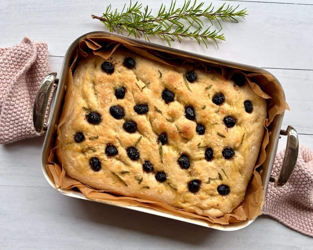 Foccacia med oliven - hjemmelavet madbrød med oliven og rosmarin bagt i bradepande.