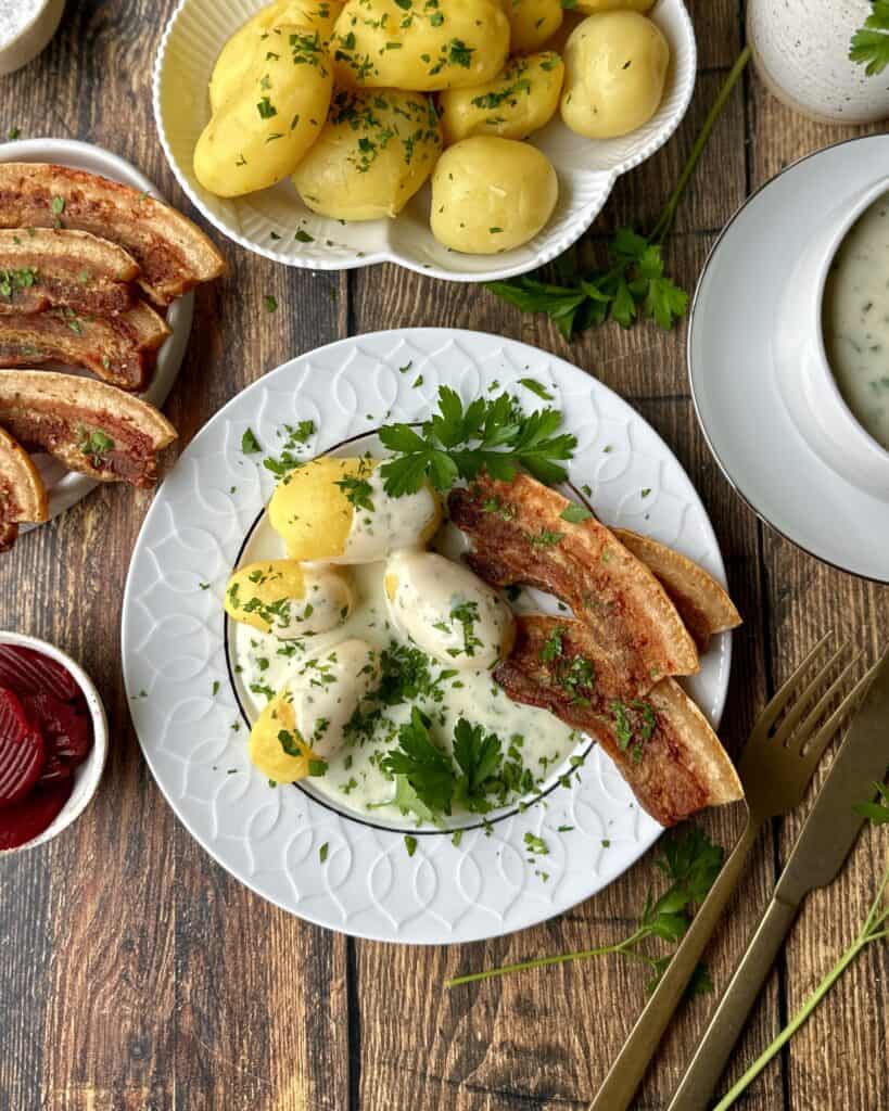 Stegt flæsk stegt i airfryer og serveret med kogte kartofler og persillesovs.