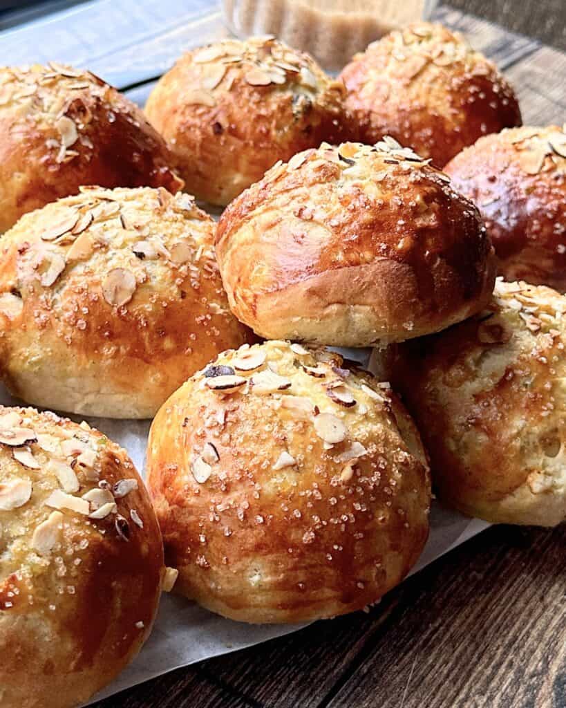 Juleboller - Hjemmebagte, bløde boller med rosiner, sukat og appelsin.