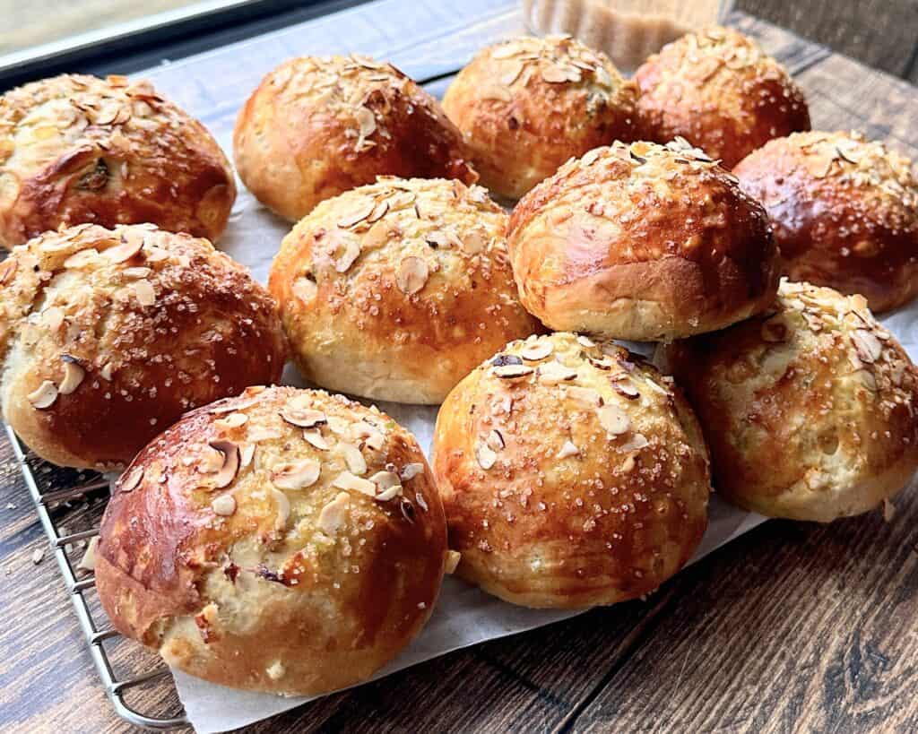 Juleboller - Hjemmebagte, bløde boller med rosiner, sukat og appelsin.