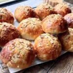 Juleboller - Hjemmebagte, bløde boller med rosiner, sukat og appelsin.