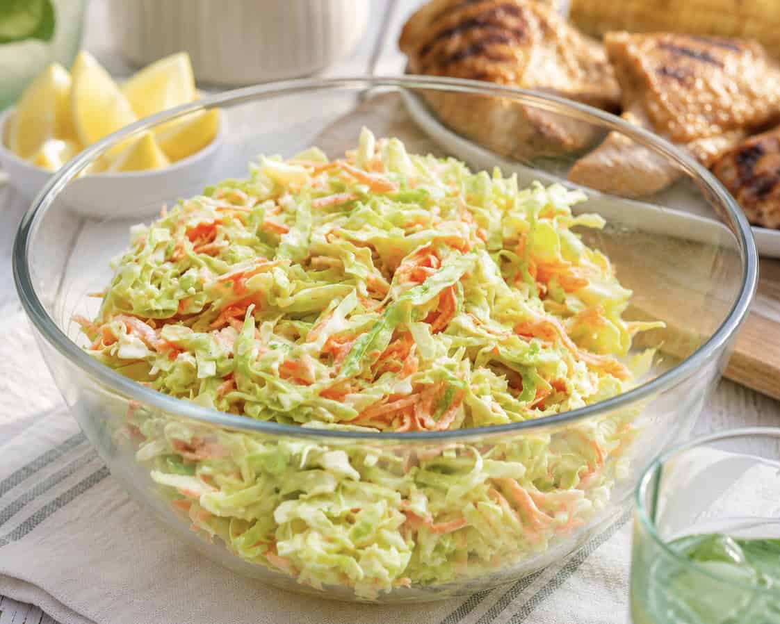 Hjemmelavet coleslaw perfekt til grill og tilbehør til aftensmaden.