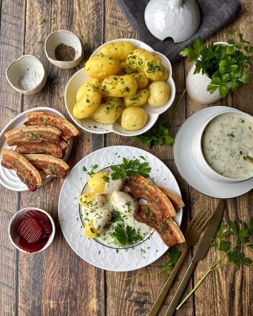 Stegt flæsk stegt i airfryer og serveret med kogte kartofler og persillesovs.