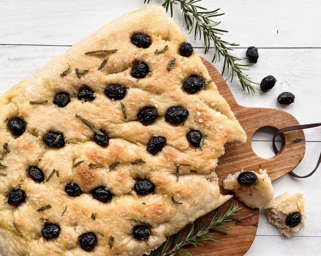 Foccacia med oliven - hjemmelavet madbrød med oliven og rosmarin bagt i bradepande.