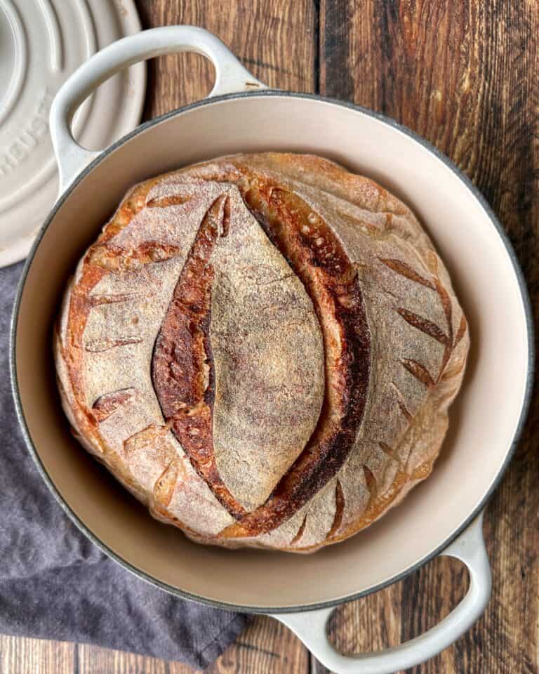 Grydebrød med surdej - lækker brød bagt uden gær, bagt med surdej i gryde.