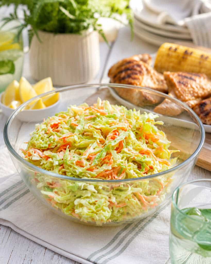 Hjemmelavet coleslaw perfekt til grill og tilbehør til aftensmaden.