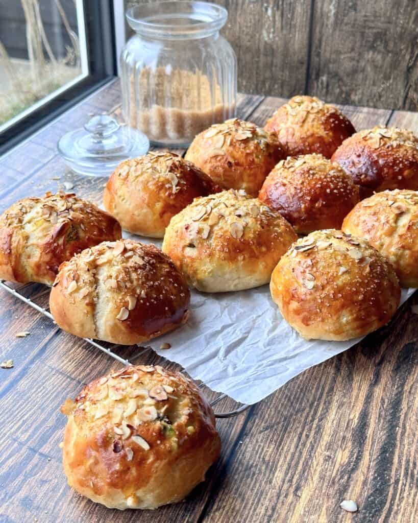 Juleboller med rosiner, sukat og appelsin.