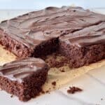 Chokoladekage - hjemmebagt chokoladekage bagt i bradepande.