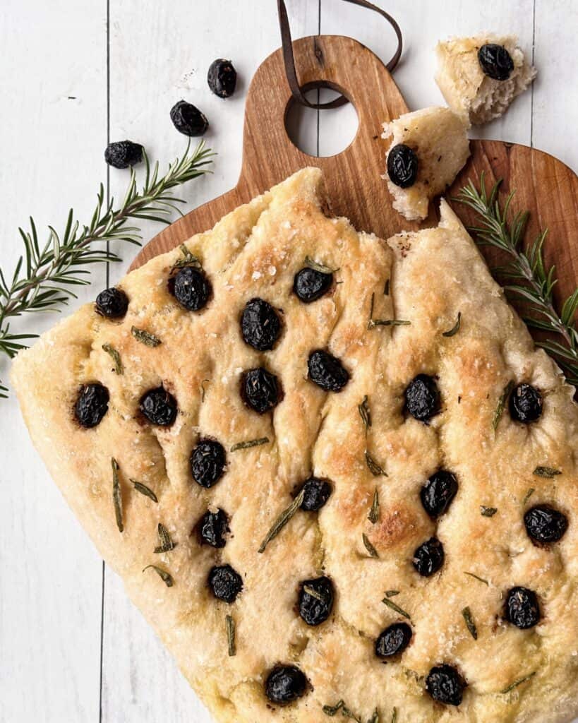 Foccacia med oliven - hjemmelavet madbrød med oliven og rosmarin bagt i bradepande.