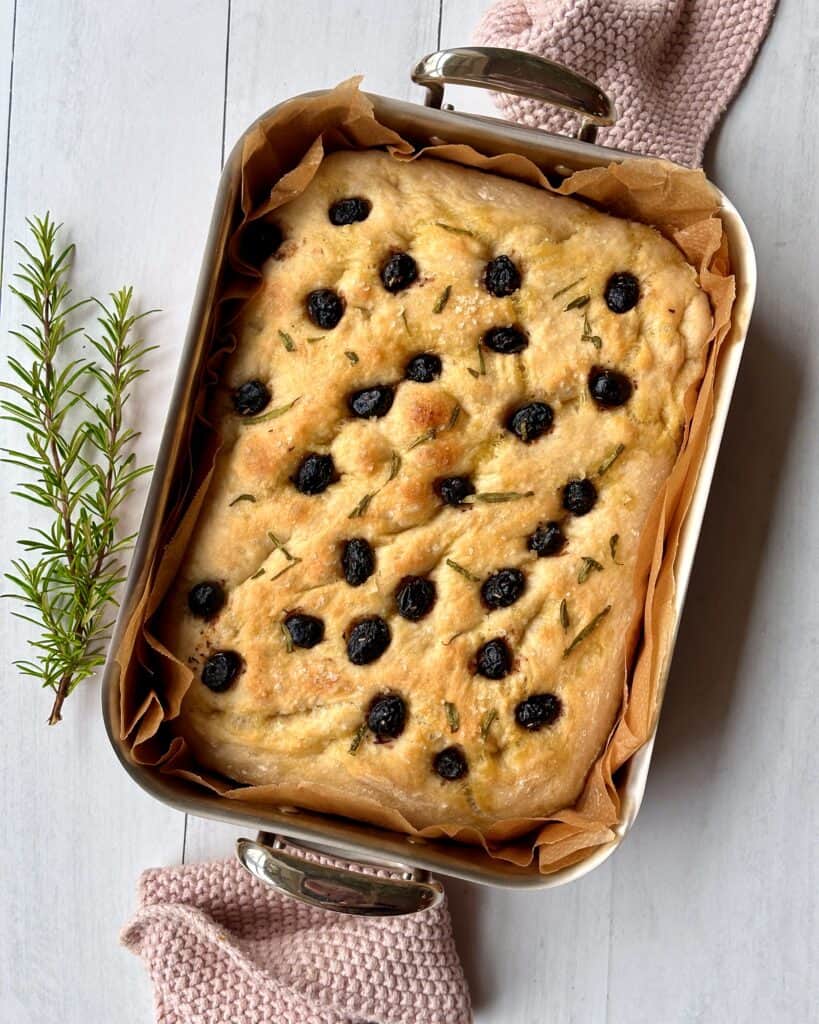 Foccacia med oliven - hjemmelavet madbrød med oliven og rosmarin bagt i bradepande.