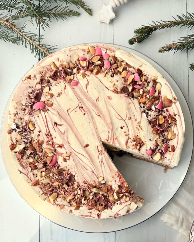 Islagkage - hjemmelavet islagkage med kirsebærsauce og mandelbund