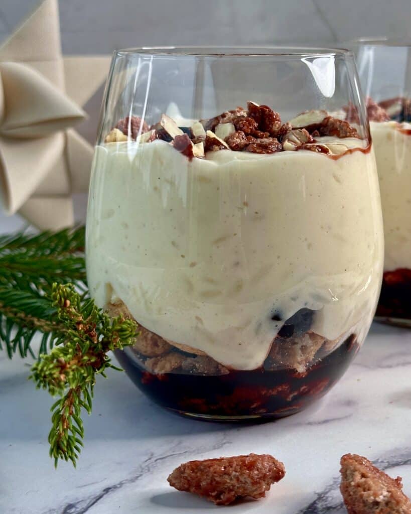 Juletrifli - juledessert med risalamande, kirsebærsauce og brændte mandler som drys.