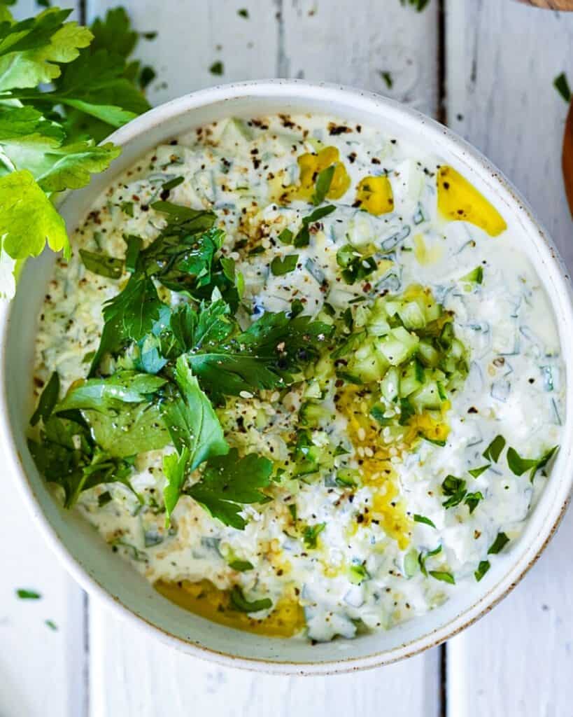 Grov tzatziki - hjemmelavet græsk dip med agurk, hvidløg og græsk yoghurt