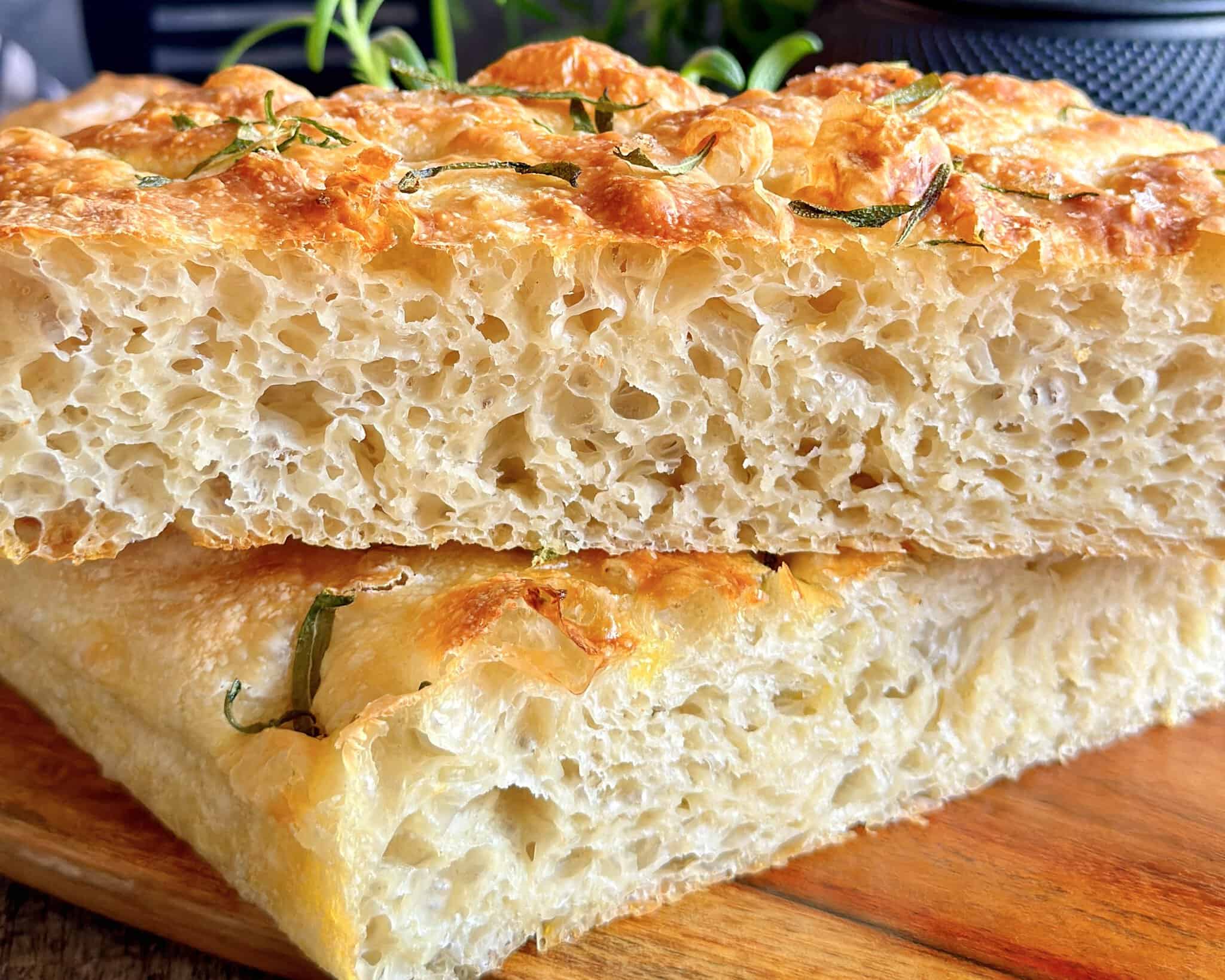 Focaccia - italiensk madbrød bagt i bradepande