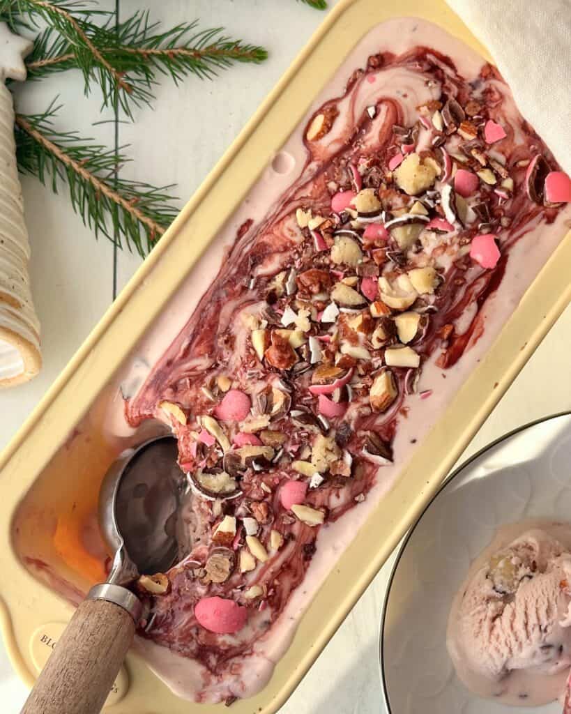 Juleis med marcipan og kirsebærsauce - hjemmelavet uden ismaskine